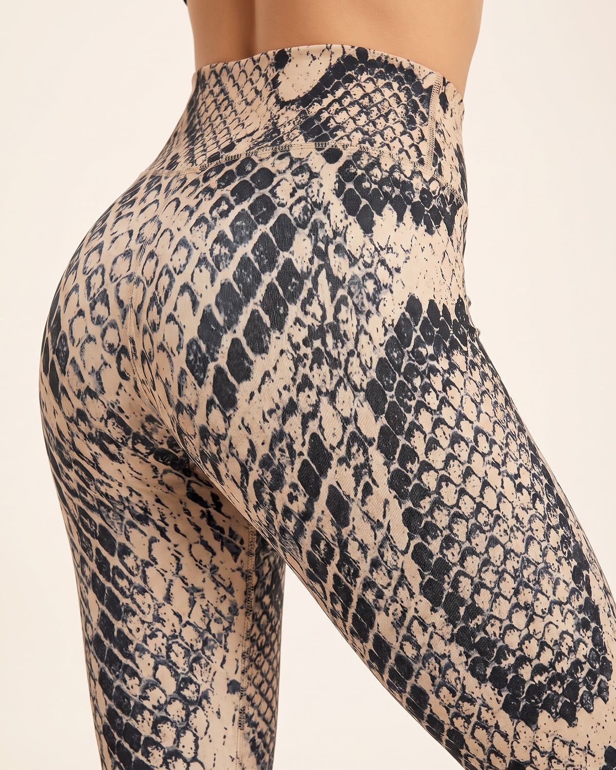 3D Snakeskin Leggings - Snake pattern - Glute Close-Up