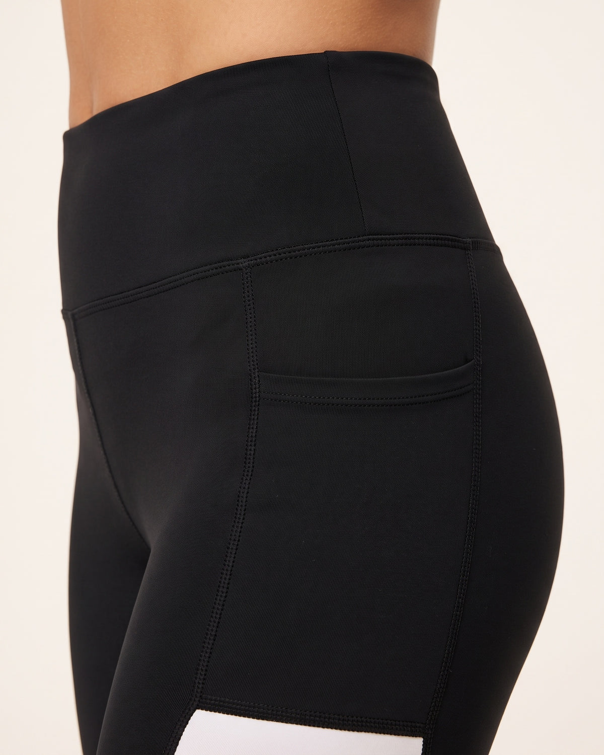 Colour-Block Leggings - Black and white - Hip Fabric Close-Up