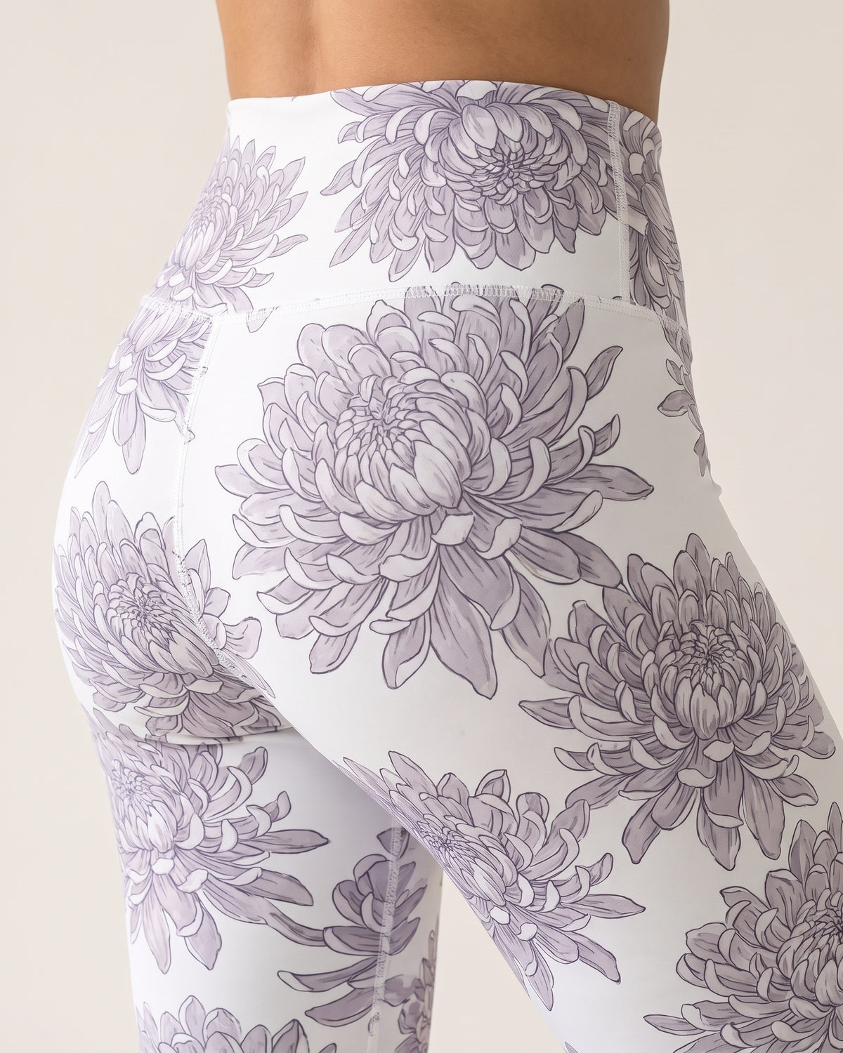 Floral Leggings - White Chrysanthemum - Glute Close-Up