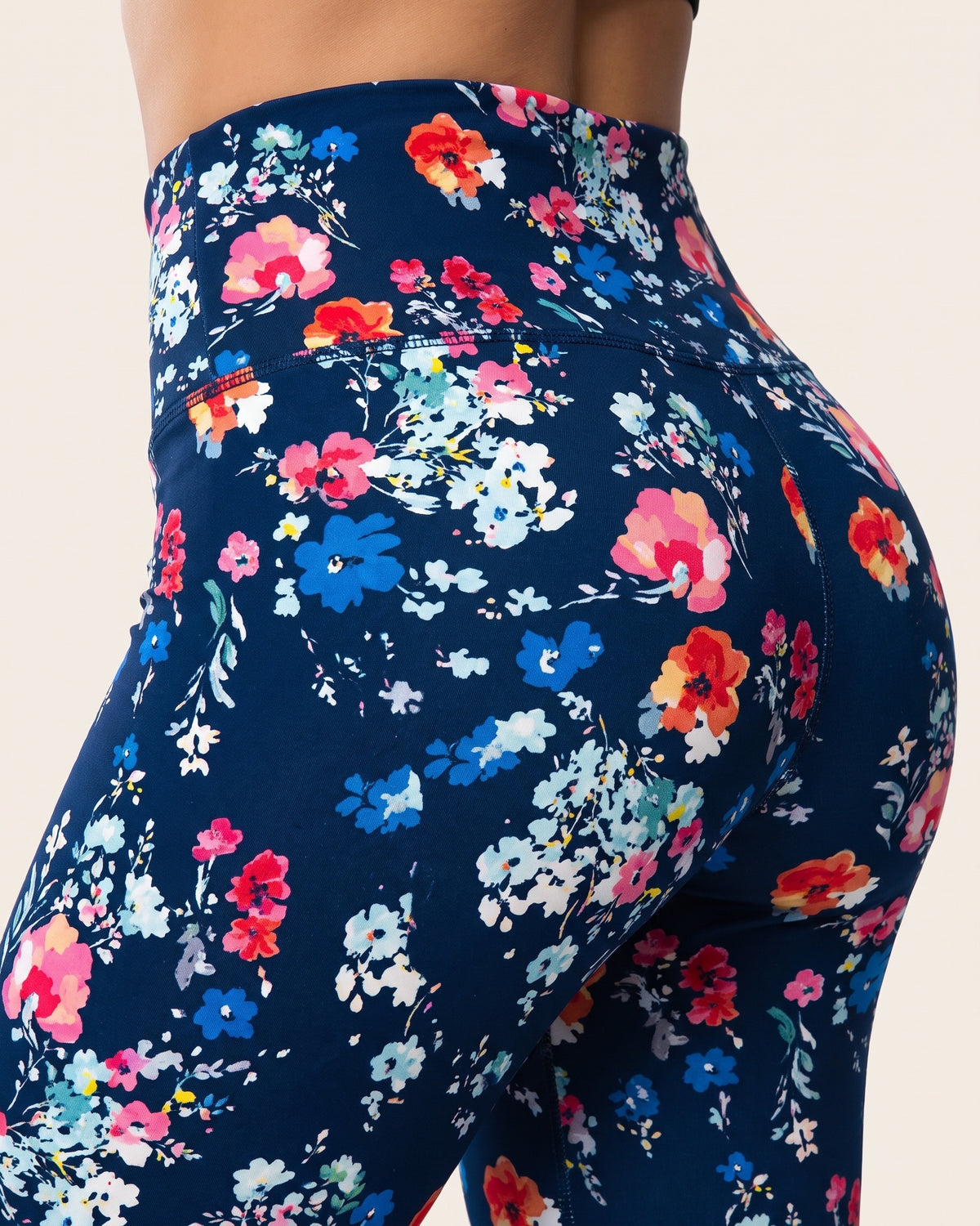 Floral Leggings - Navy blue floral - Glute Close-Up