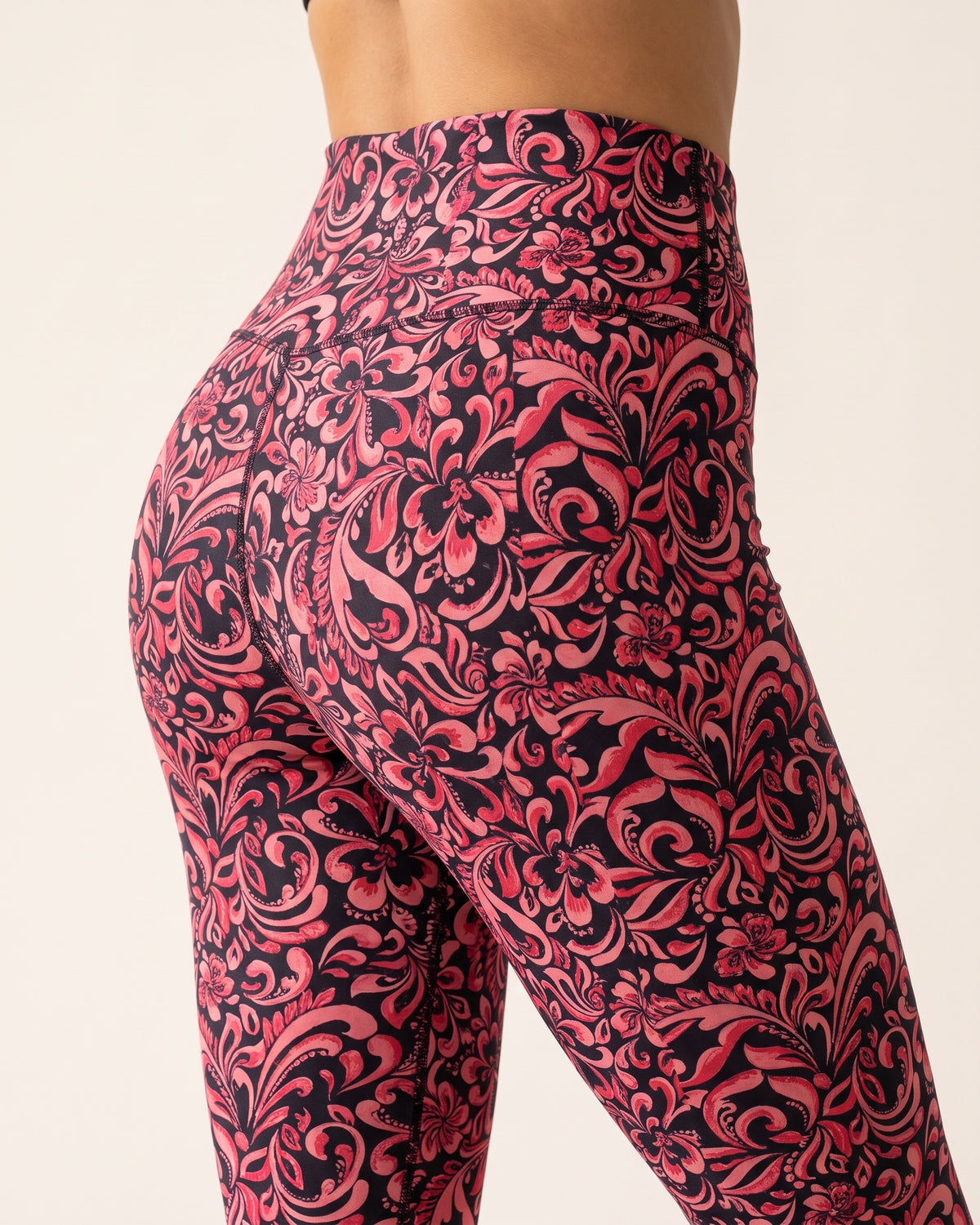 Floral Leggings - Red black chrysanthemum - Glute Close-Up