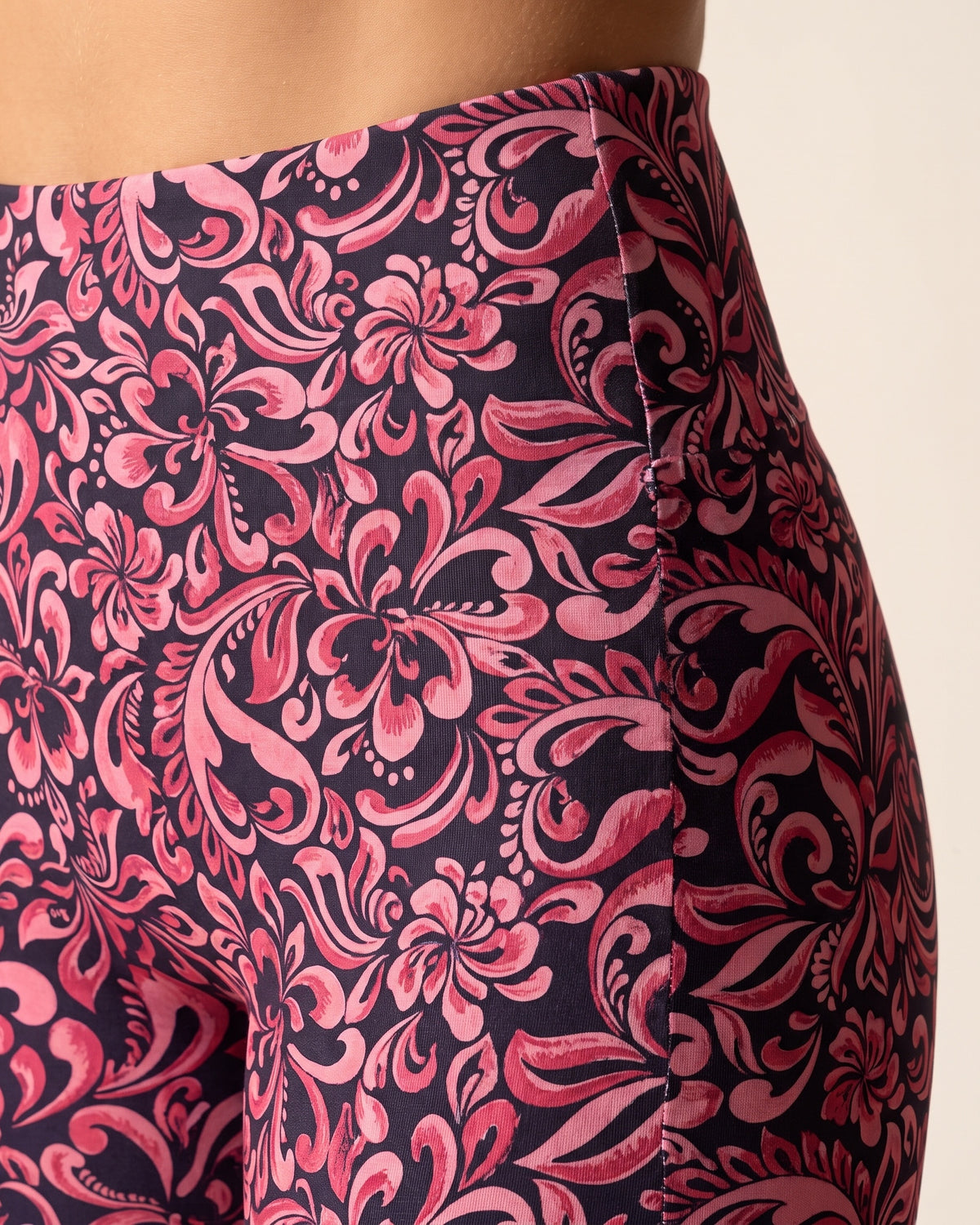 Floral Leggings - Red black chrysanthemum - Hip Fabric Close-Up