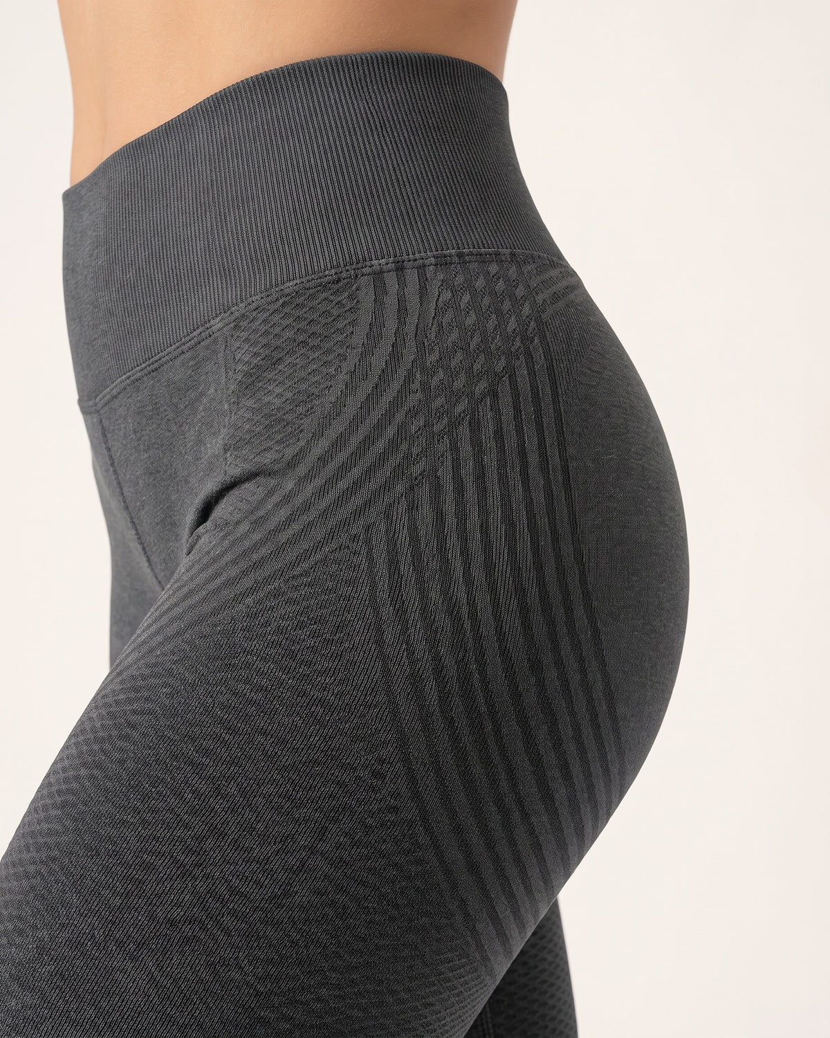 Lifting Leggings - Dark Gray - Hip Fabric Close-Up
