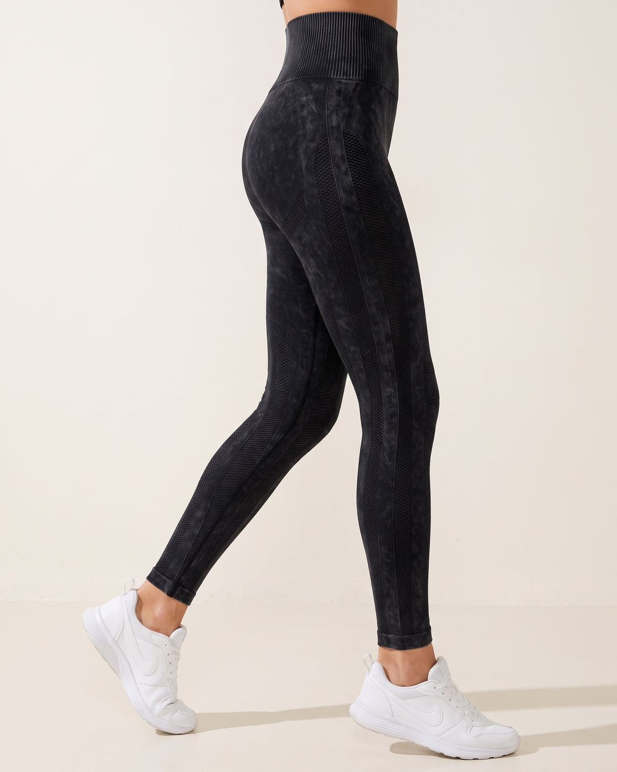 Sculpting Leggings - black - Side Profile