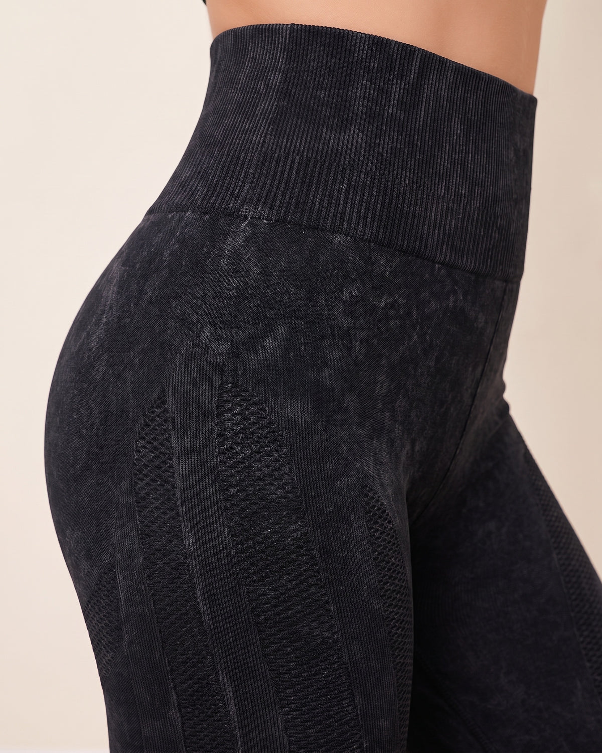 Sculpting Leggings - black - Hip Fabric Close-Up