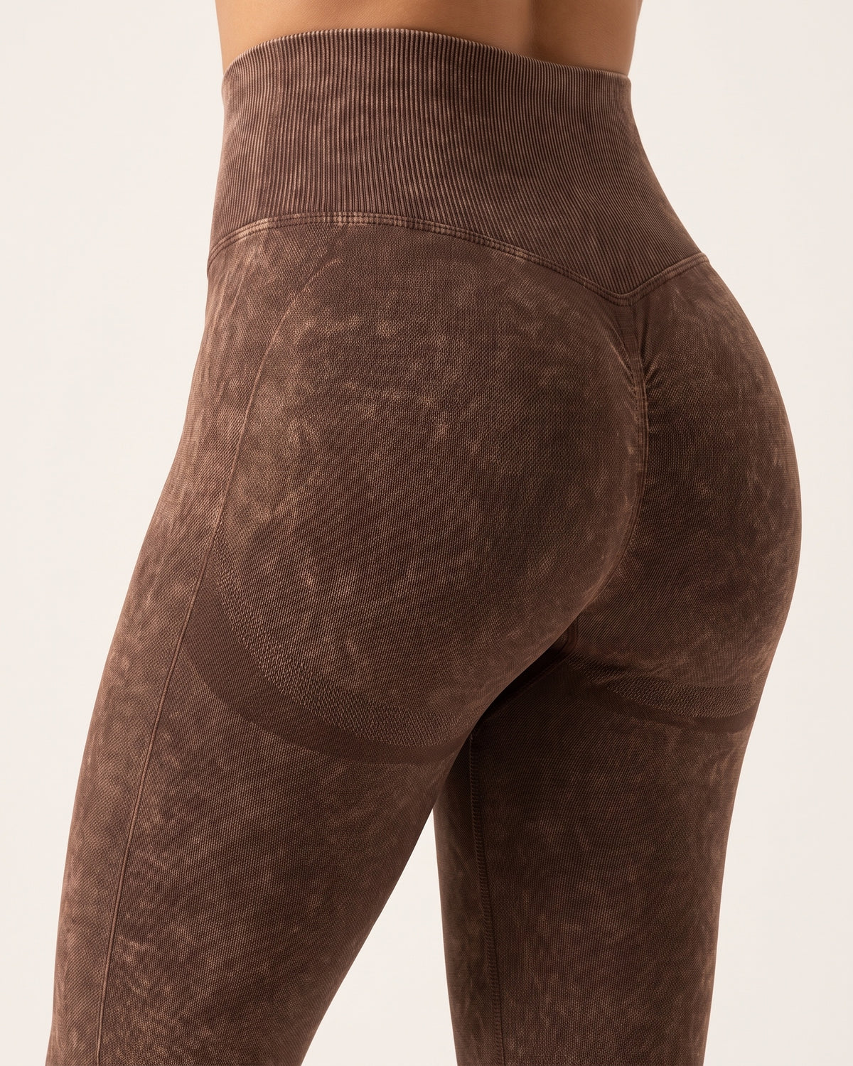 Sculpting Leggings - Brown - Glute Close-Up