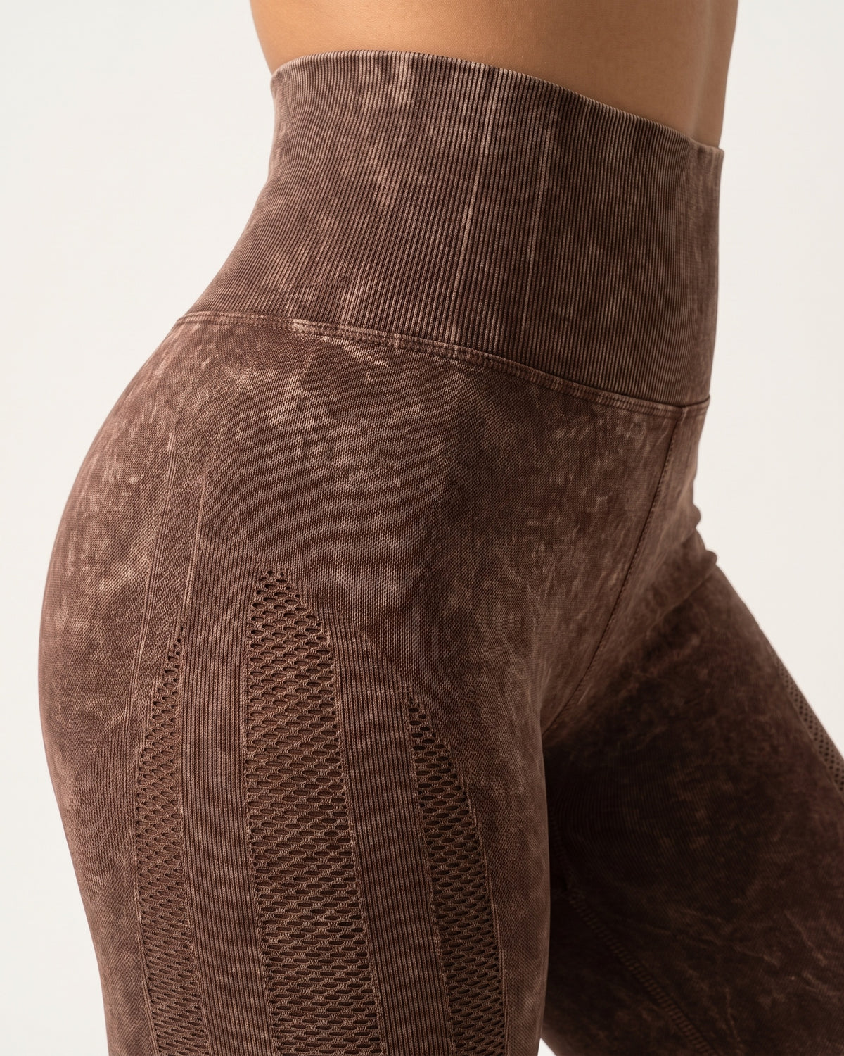 Sculpting Leggings - Brown - Hip Fabric Close-Up