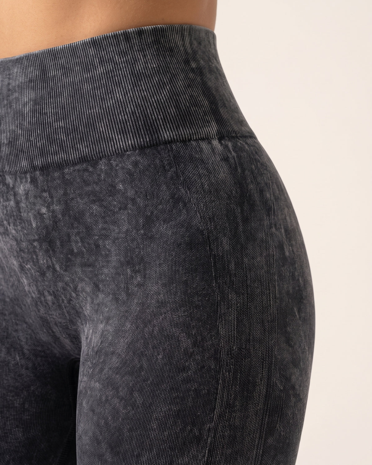Sculpting Leggings - grey - Hip Fabric Close-Up