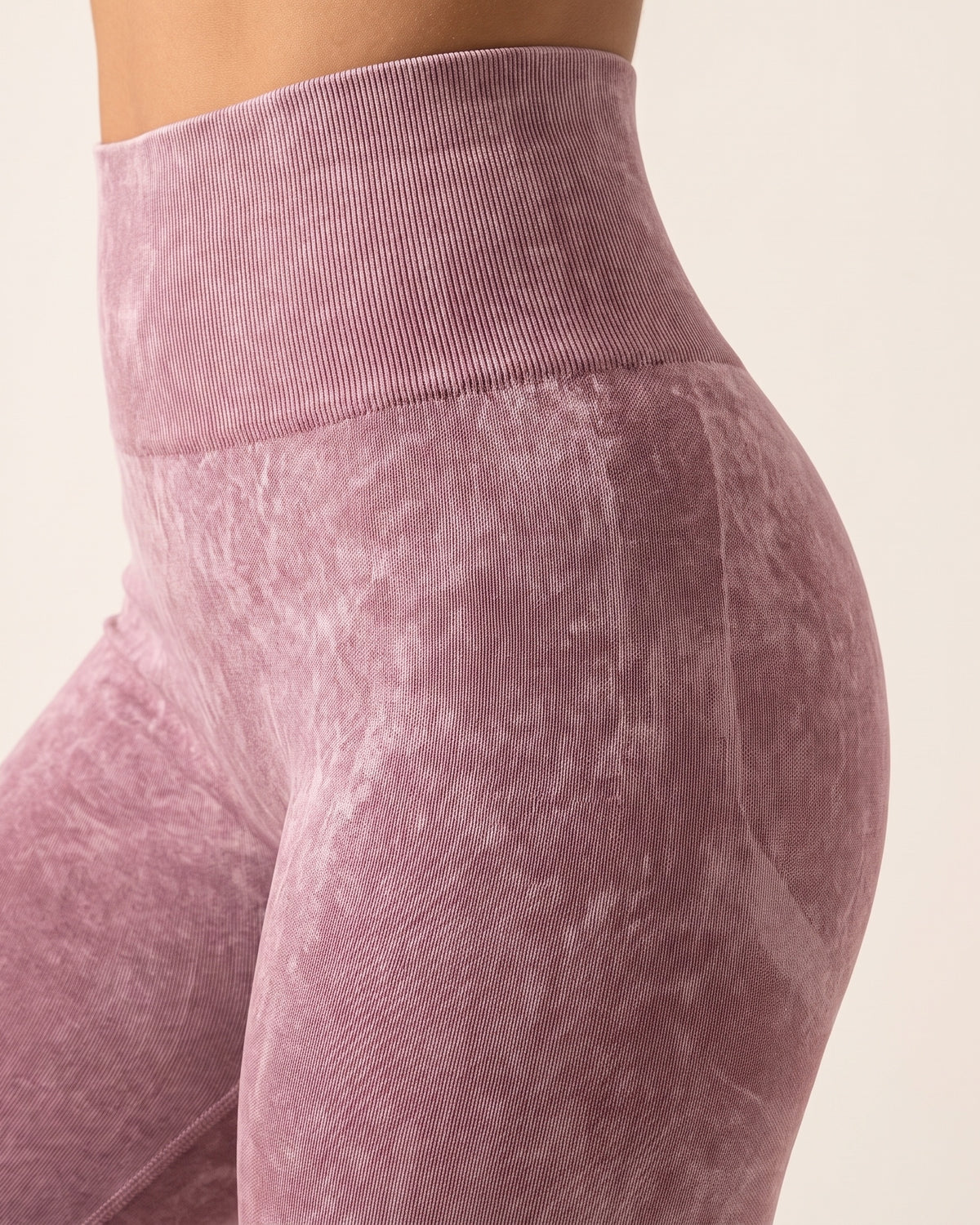 Sculpting Leggings - pink - Hip Fabric Close-Up