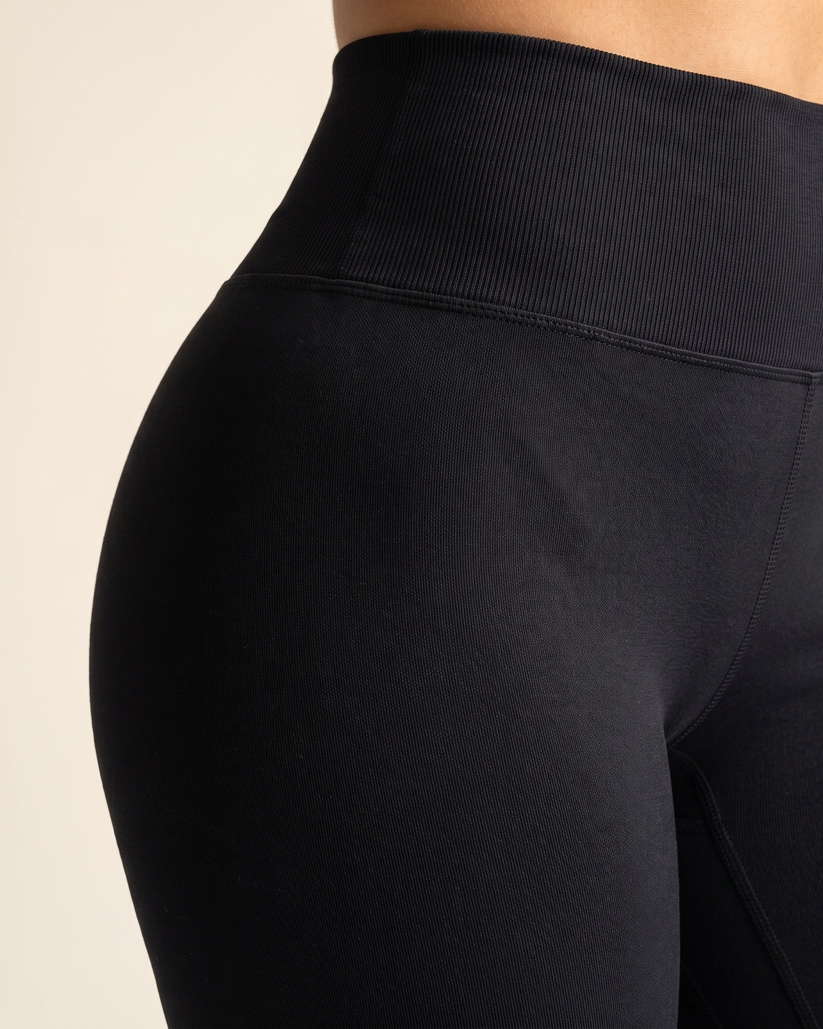 Seamless Leggings - Black - Hip Fabric Close-Up