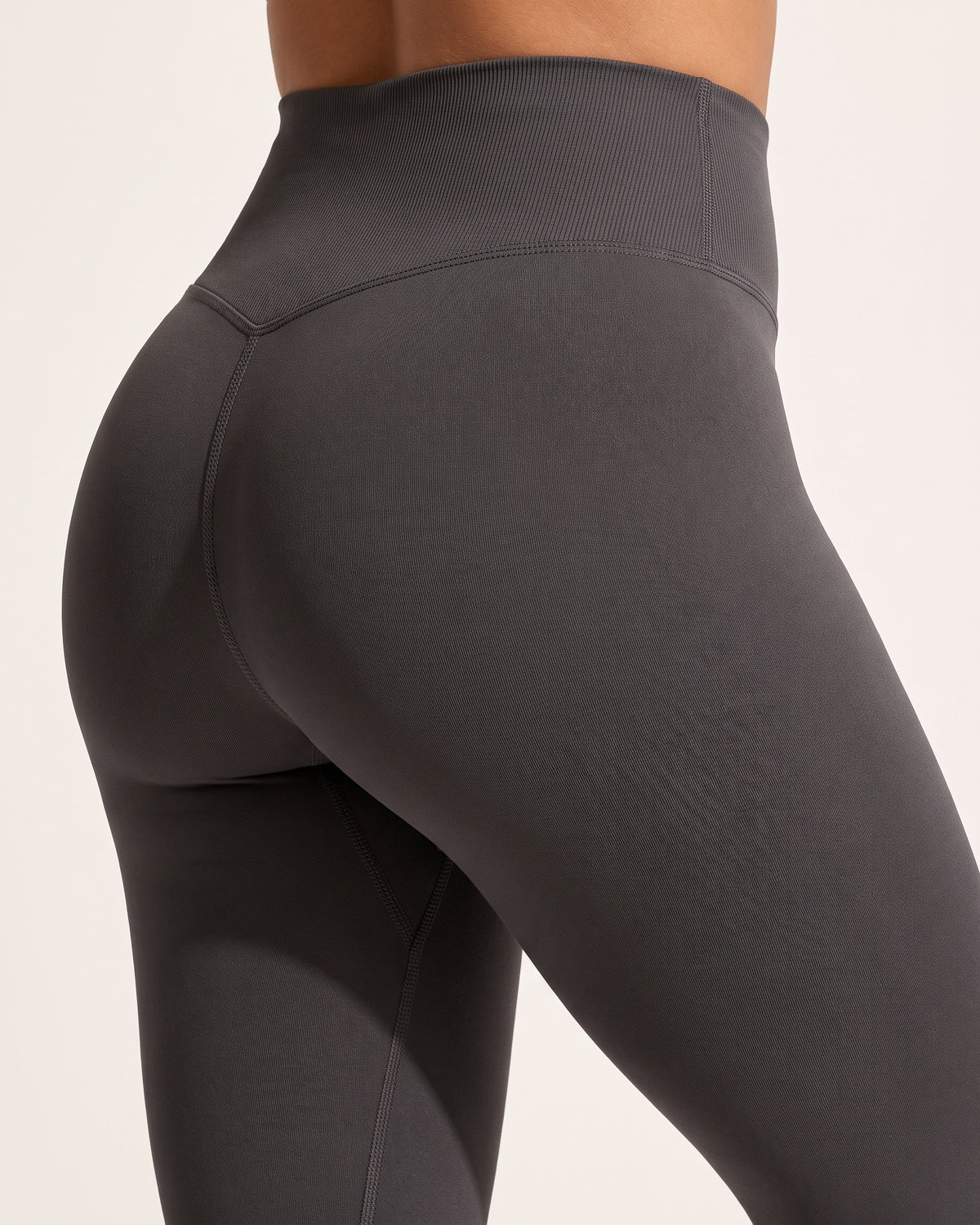 Seamless Leggings - Dark Grey - Glute Close-Up