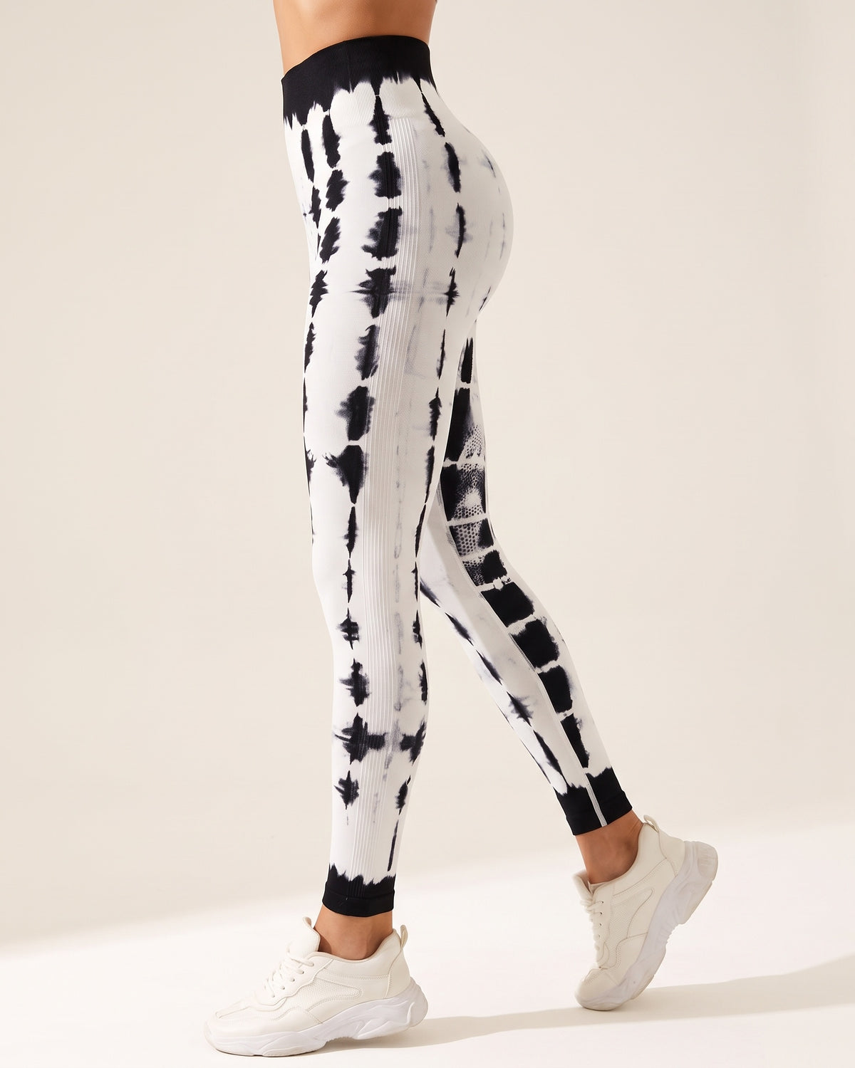 Tie-Dye Leggings - Black and white - Side Profile
