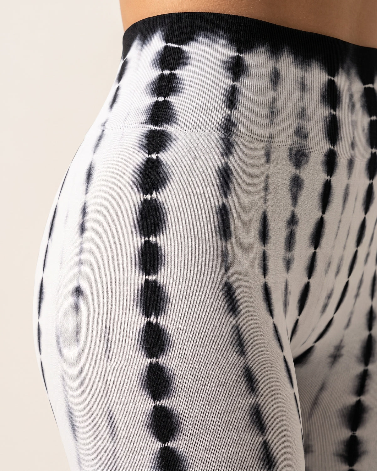 Tie-Dye Leggings - Black and white - Hip Fabric Close-Up
