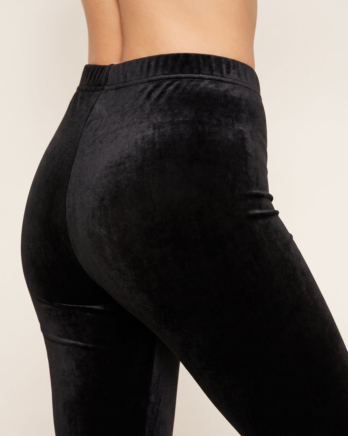 Velvet Winter Leggings - Black - Glute Close-Up