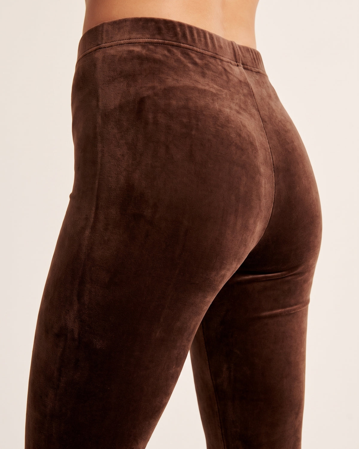 Velvet Winter Leggings - Brown - Glute Close-Up