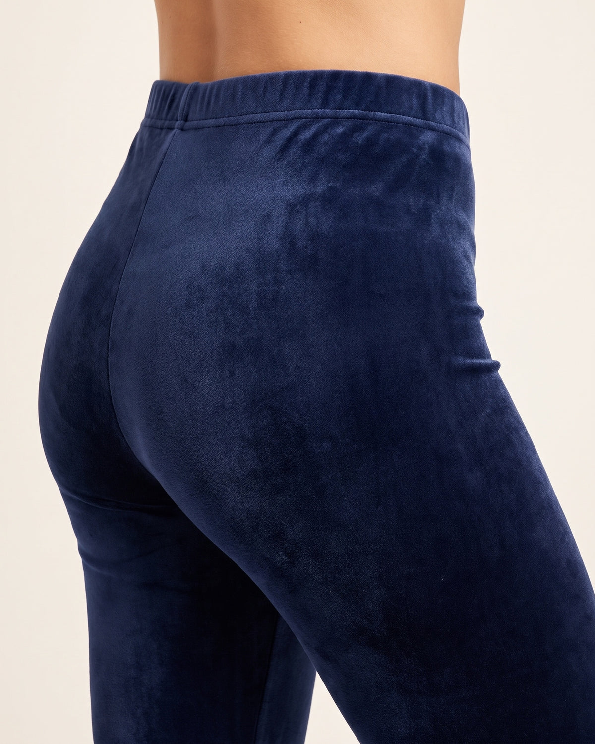Velvet Winter Leggings - Dark Blue - Glute Close-Up