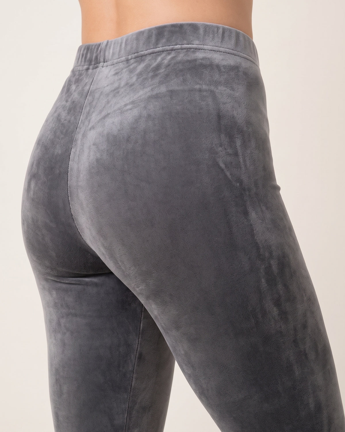 Velvet Winter Leggings - Grey - Glute Close-Up